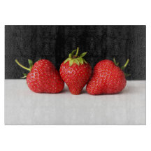 Jordgubbar på svarta över vita burkar