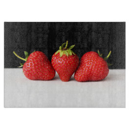 Jordgubbar på svarta över vita burkar