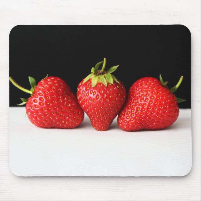 Jordgubbar på svarta över vita vingårdar musmatta (Framsidan)