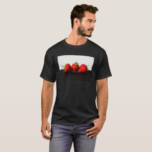 Jordgubbar på vit över svart Manar cn T-Shirt
