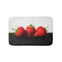 Jordgubbar på vitt över svart bmcna badrumsmatta