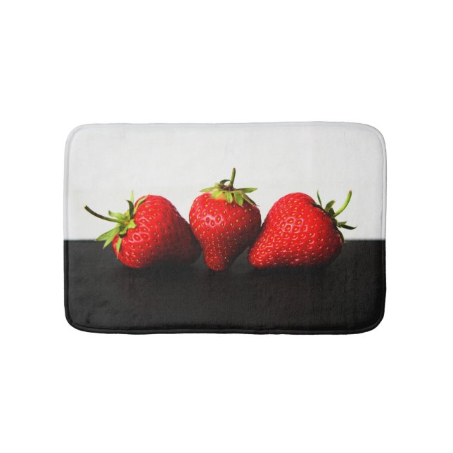 Jordgubbar på vitt över svart bmcna badrumsmatta (Framsidan)