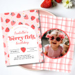 Jordgubbe 1:a födelsedag Party Berry 1:a foto Inbjudningar<br><div class="desc">Berry Sweet Strawberry Inbjudan till första födelsedag är perfekten till att fira din lilla speciella dag. Denna vackra inbjudan fångar sommarens innersta väsen med dess charmerande jordgubbstext, skapar den perfekt för älskare och fruktentusiaster i lika hög grad. Denna 5 x 7-tums fotoinbjudan är utformad med högsta kvalitet och passar för...</div>