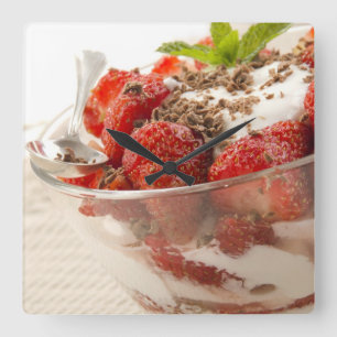 Jordgubbeefterrätt med ny yoghurt fyrkantig klocka