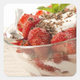 Jordgubbeefterrätt med ny yoghurt fyrkantigt klistermärke