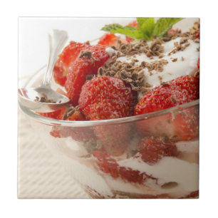 Jordgubbeefterrätt med ny yoghurt kakelplatta