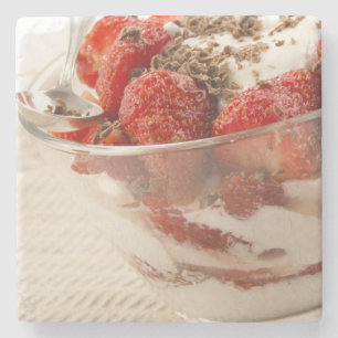 Jordgubbeefterrätt med ny yoghurt underlägg sten