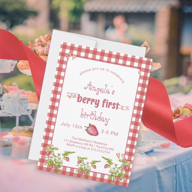 Jordgubberry Berry Första födelsedag Inbjudningar (Strawberry themed 1st birthday. Cute portrait of your baby on the reverse, country gingham + fruit )