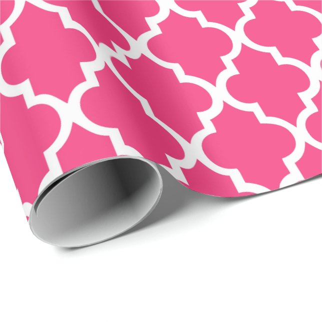 Jordgubbeshock rosa Quatrefoil belägger med tegel Presentpapper (Rullad Hörn)