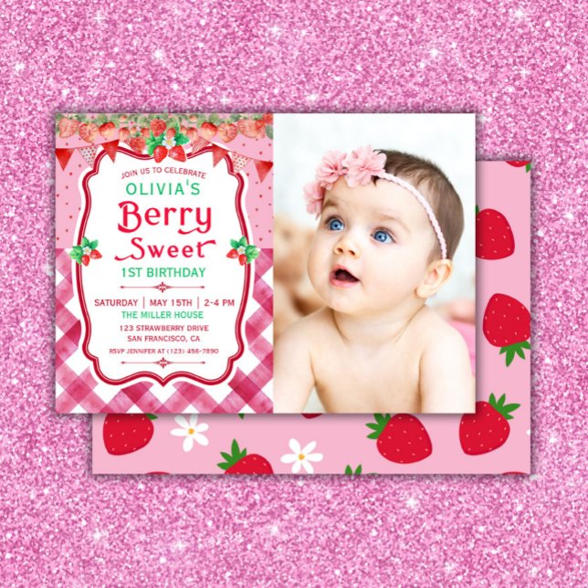 Jordgubbsberry Berry Första födelsedag Foto Girl P Inbjudningar (Strawberry berry first birthday party girl invitation)