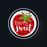 Jordgubbsberry Berry Sweet Birthday Flicka Kids' Knapp<br><div class="desc">Söt som juicy,  plumpjordgubbsbär! Stil med brant röd,  grönt och svart contemporary för en fruktig och roligt födelsedagsfest. ・ Samordna det! Bläddra i den svenska jordgubbsdagsinsamlingen för matchande produkter,  inklusive inbjudningar,  papper omslutning,  party-dekor med mera!</div>