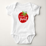Jordgubbsberry Berry Sweet Birthday Flicka Kids' T Shirt<br><div class="desc">Söt som juicy,  plumpjordgubbsbär! Stil med brant röd,  grönt och svart contemporary för en fruktig och roligt födelsedagsfest. ・ Samordna det! Bläddra i den svenska jordgubbsdagsinsamlingen för matchande produkter,  inklusive inbjudningar,  papper omslutning,  party-dekor med mera!</div>