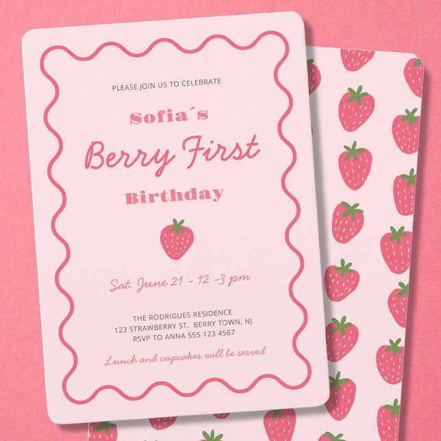 Jordgubbsberry - första födelsedag inbjudningar (Girl Strawberry Berry First Birthday 1st Birthday Invitation with scallop border in blush pink red.)