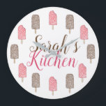 Jordgubbschoklad Ice Cream Popsicles Kitchen Stor Klocka<br><div class="desc">Väggklockan är en originalillustration av utsökt jordgubbskårta och chokladkrämpopsiklar. Anpassa till ett roligt kökstillbehör. Denna livsmedelskonstruktion finns också tillgänglig för andra produkter. Det finns också en samordning av frukttemat decor. Ser du inte vad du är tittar för? Behöver du hjälp med anpassning? Kontakta Rebecca för att få något designat bara...</div>