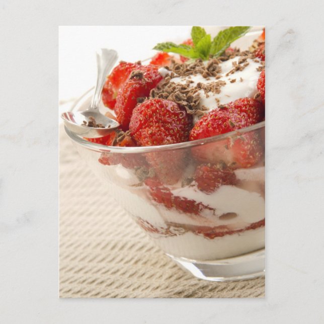 Jordgubbsdesert med färsk yoghurt vykort (Framsida)