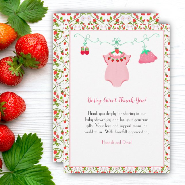 Jordgubbsdräkt för bebisar med mönster Baby shower Tack Kort (Sweeten your gratitude with strawberries, a charming way to thank!)