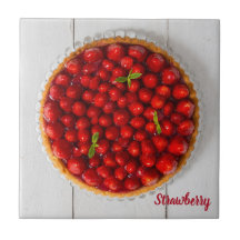 Jordgubbskaka med mynta på vitt trä