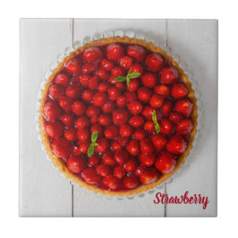 Jordgubbskaka med mynta på vitt trä kakelplatta