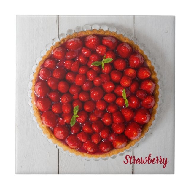 Jordgubbskaka med mynta på vitt trä kakelplatta (Framsidan)