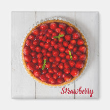 Jordgubbskaka med mynta på vitt trä