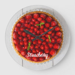 Jordgubbskaka med mynta på vitt trä stor klocka