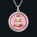 Jordgubbskaka Shortkaka Möhippa födelsedag Silverpläterat Halsband<br><div class="desc">Utformningen har en originalmarkör som illustrerar en klassisk jordgubbskårtskaka av kort. En populär sommartid i både Förenta staterna och Förenade kungariket är att den här skålen har en söt kortkaka som är full av juistjordgubbar och vispgrädde, med en hel jordgubbsbär och färsk myntburk högst upp på löven. Perfekt för en...</div>
