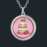 Jordgubbskaka Shortkaka Möhippa födelsedag Silverpläterat Halsband<br><div class="desc">Utformningen har en originalmarkör som illustrerar en klassisk jordgubbskårtskaka av kort. En populär sommartid i både Förenta staterna och Förenade kungariket är att den här skålen har en söt kortkaka som är full av juistjordgubbar och vispgrädde, med en hel jordgubbsbär och färsk myntburk högst upp på löven. Perfekt för en...</div>