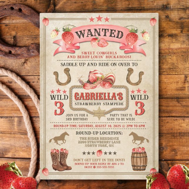 Jordgubbsstampede Födelsedagsinbjudan Inbjudningar (Berry-sweet Wild West invitation featuring strawberries, cowgirl charm, and rustic fun!)