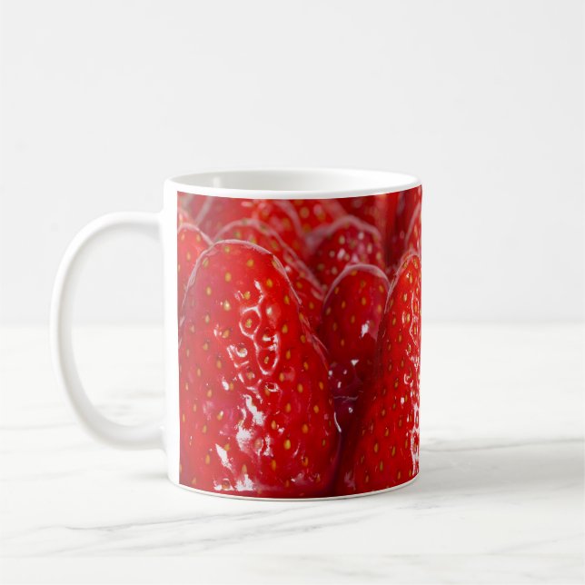 Jordgubbstårta med myntmakro-closeup kaffemugg (Vänster)