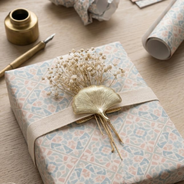 Jordnära arabesk | Vattenfärg mozaikplatta Presentpapper (Lifestyle Shot)