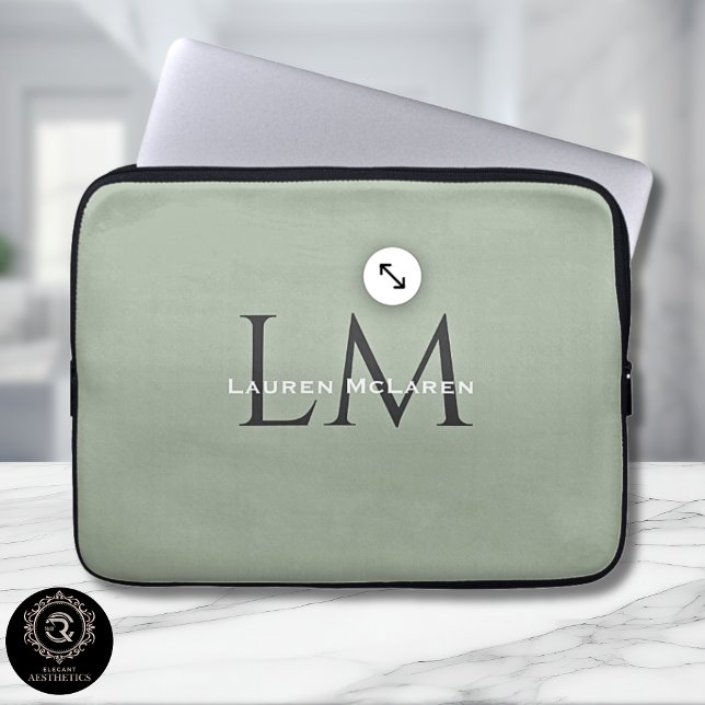 Jordnära grönsalvi Organisk Modern Minimalistisk Laptop Fodral (Classic Sage Green Monogram Tech Style Laptop Sleeve)