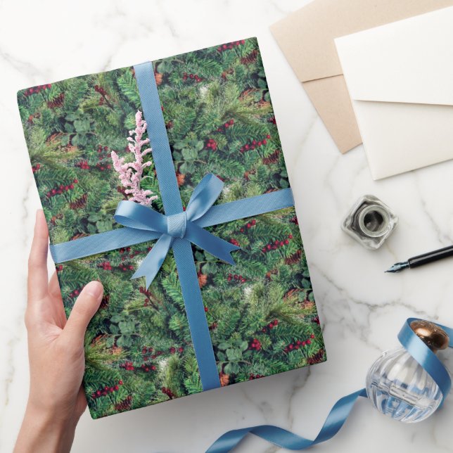 Jordnära julgransgrenar och kottar presentpapper (Gifting)
