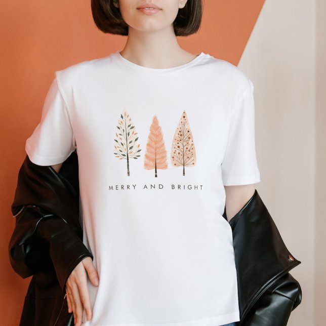Jordnära Munter och Ljus Boho Julgran Kvinnor T Shirt (Skapare uppladdad)