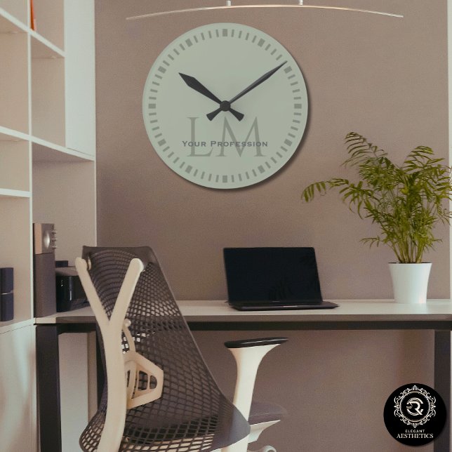Jordnära Sälggrön Ekologisk Modernt Monogram Rund Klocka (Classic Sage Green Monogram Office Decor Round Clock)