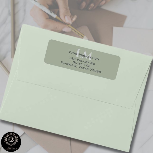 Jordnära salvia grön ekologisk modern minimalistis returadress etikett (Classic Sage Green Monogram Branding Address Label)
