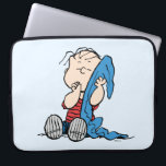 Jordnötter | Linus & Hans Blanket Laptop Fodral<br><div class="desc">Linus är Charlie Browns bästa vän och bror till Lucy och Rerun van Pelt. Kolla in den här söta Peanuts-designen med Linus och hans filt.</div>