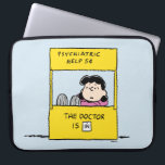 Jordnötter | Lucy & Doktor är i Laptop Fodral<br><div class="desc">Lucy är den galbby,  den bossy och den åsiktsfulla flicka som trakasserar de flesta andra tecknen i tecknaden,  särskilt Linus och Charlie Brown. Kolla in den här söta Peanuts-designen med Lucy och hennes rådgivningsställ.</div>