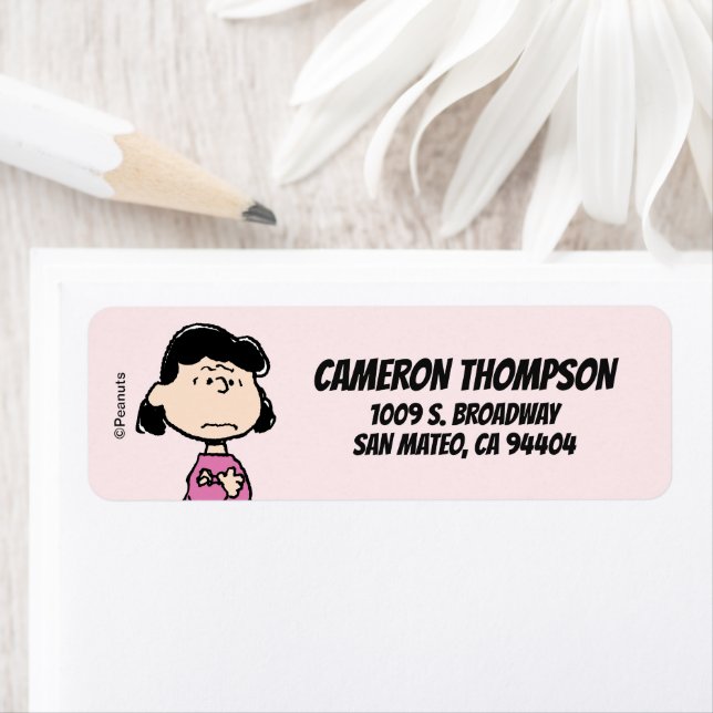 Jordnötter | Lucy With Arm Crossed Returadress Etikett (Insitu)