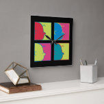 Jordnötter | Modern Pop Art Charlie Brown Fyrkantig Klocka<br><div class="desc">Ta en titt på den här färgstarka popkonsformen stil Jordnötter med Charlie Brown.</div>