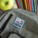 Jordnötter | Peanuts Gang tillsammans Knapp<br><div class="desc">Med den här kommandoknappen firar du vänskap och roligt med hela Peanuts-gänget tillsammans. Perfekt för fläkt av peanuts-tecknen. Med den här knappen får du ett glatt och nostalgiskt tryck på ryggsäckar,  jacka eller något tillbehör som ger Charlie Brown,  Snoopy och vänner glädje var du än befinner dig.</div>