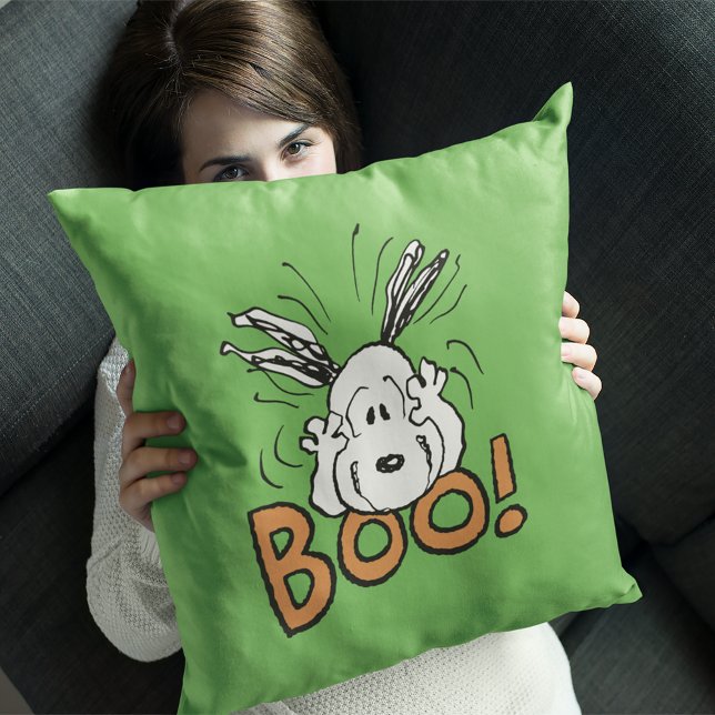 Jordnötter | Snoopy Boo Kudde (Person holding pillow)