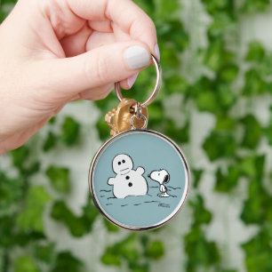 Jordnötter   Snoopy Bygger A Snögubbe Rund Silverfärgad Nyckelring