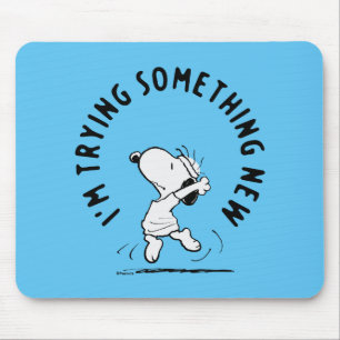 Jordnötter Snoopy försöker med något nytt Musmatta