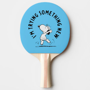 Jordnötter Snoopy försöker med något nytt Pingisracket