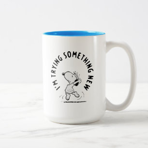Jordnötter Snoopy försöker med något nytt Två-Tonad Mugg