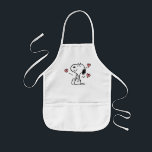Jordnötter | Snoopy Hearts Barnförkläde<br><div class="desc">Kolla in den här roligtens jordnötsdesign med Snoopy.</div>