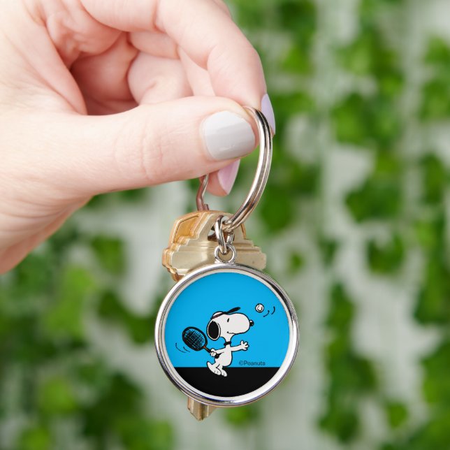 Jordnötter | Snoopy Plays Tennis Rund Silverfärgad Nyckelring (Hand)