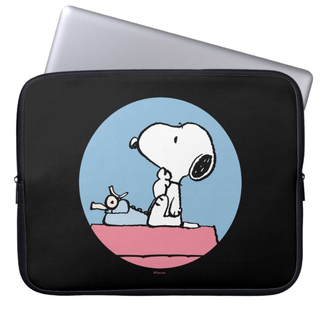 Jordnötter | Snoopy vid Typewriter Laptop Fodral (Framsidan)