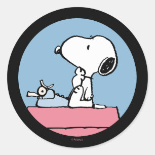 Jordnötter   Snoopy vid Typewriter Runt Klistermärke