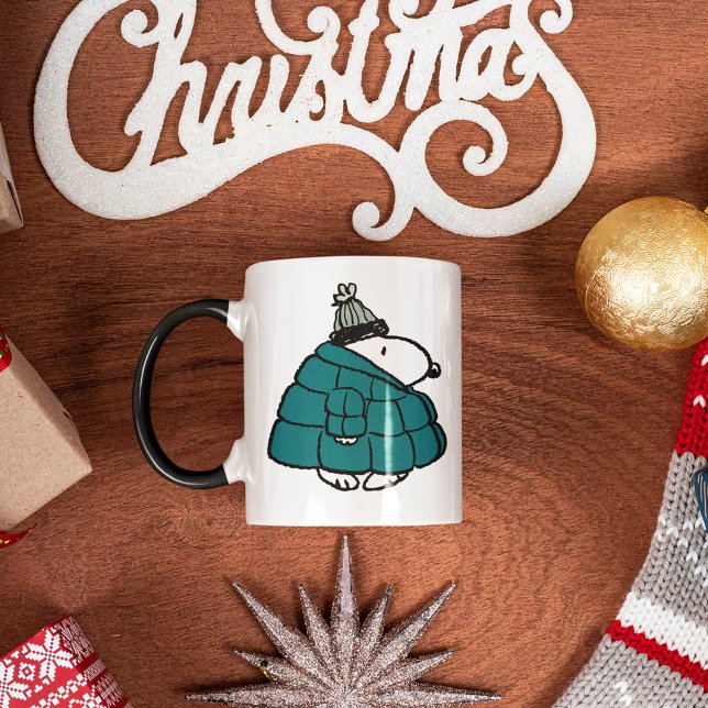 Jordnötter | Snoopy Winter Puffer Jacka Mugg (Mug on Christmas background)